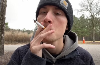 Лечение зависимости от табакокурения в Назарово Мужчина с сигаретой делает затяжку