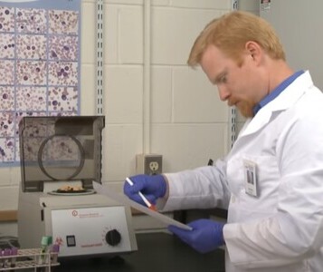 Клиника лечения наркозависимости в Назарово Врач в кабинете клиники