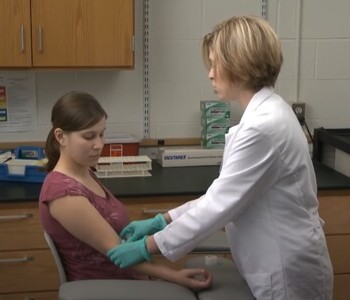 Лечение зависимости от аптечных препаратов в Назарово Врач делает инъекцию пациентке