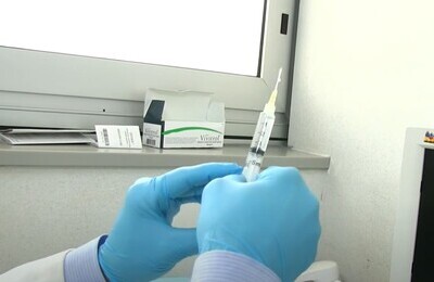 Проведение кодирования Вивитролом в Назарово Шприц с Вивитролом в руках у врача